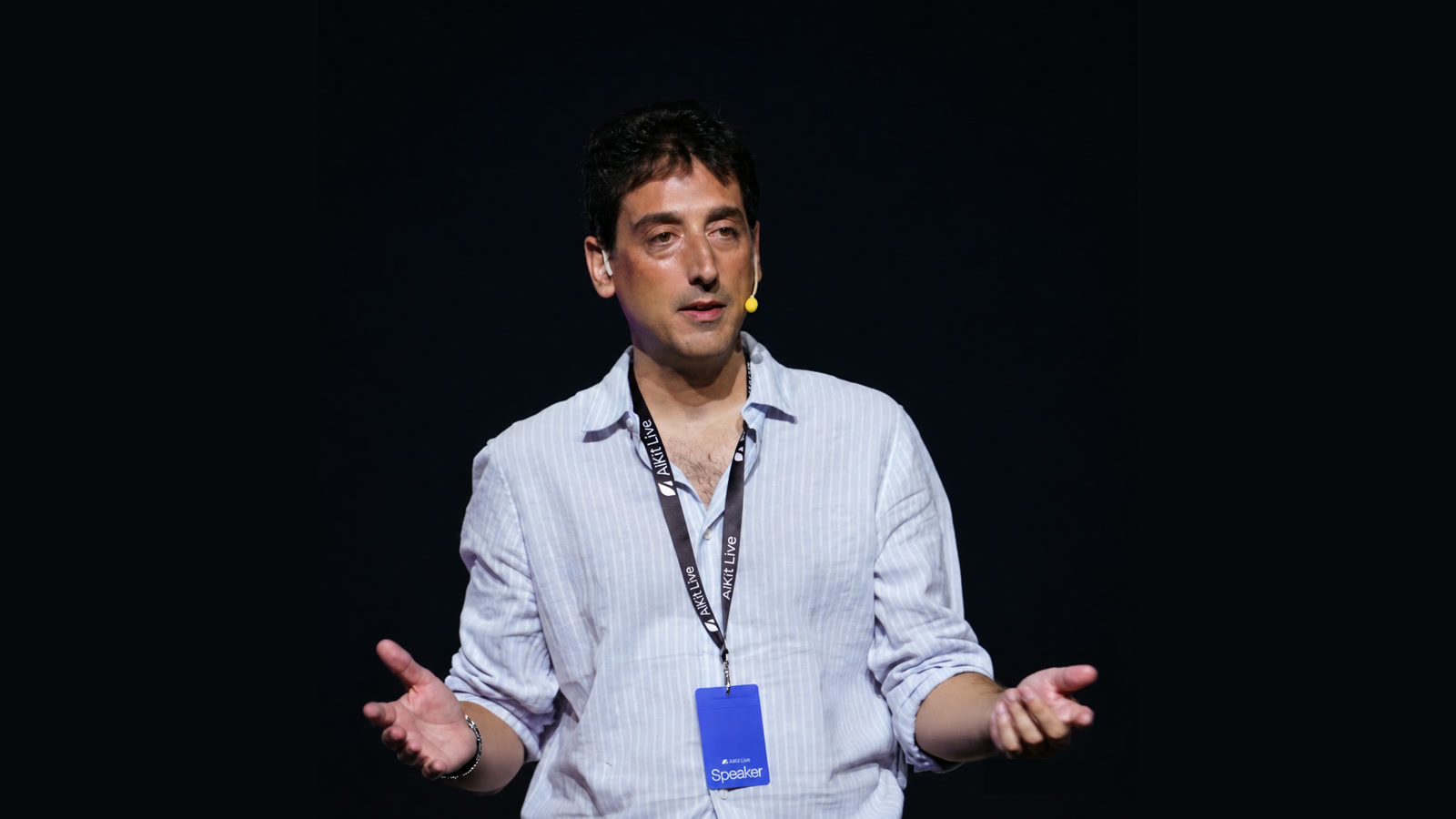 Miguel Martín Lacoma on stage during the talk "La era de la escasez"